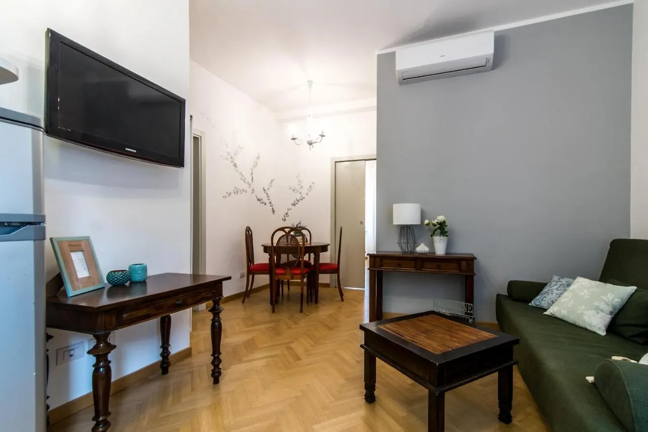 The Best Rent - Viale Corsica Apartment Milano 0*,  Italia