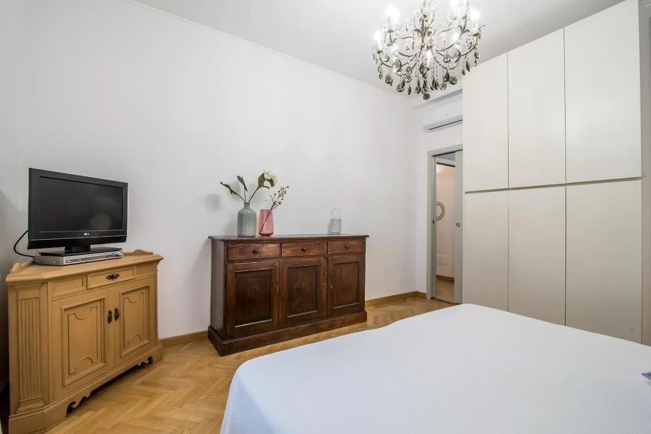 The Best Rent - Viale Corsica Apartment Milano 0*,  Italia